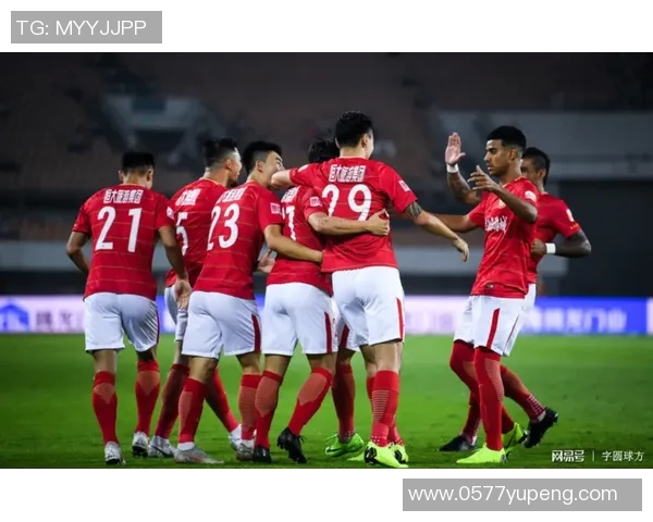 恒大与上港激战正酣精彩瞬间回顾与赛场氛围分享 恒大与上港激战正酣精彩瞬间回顾与赛场氛围分享