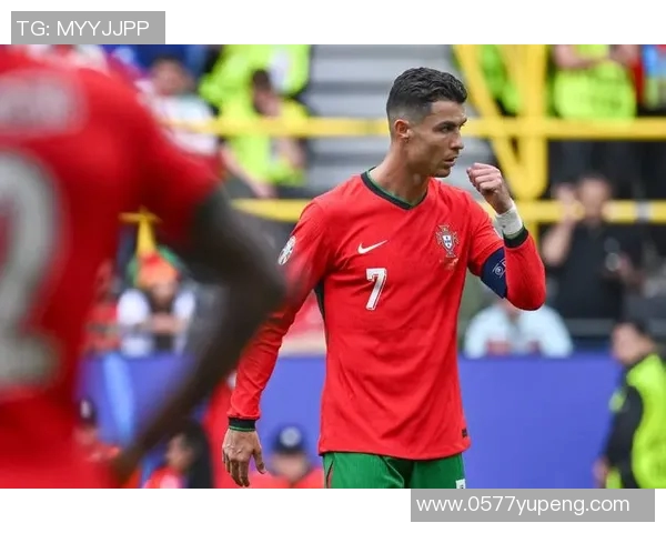 球迷冲进赛场抢C罗球衣引发欧冠奇葩事件震惊全场